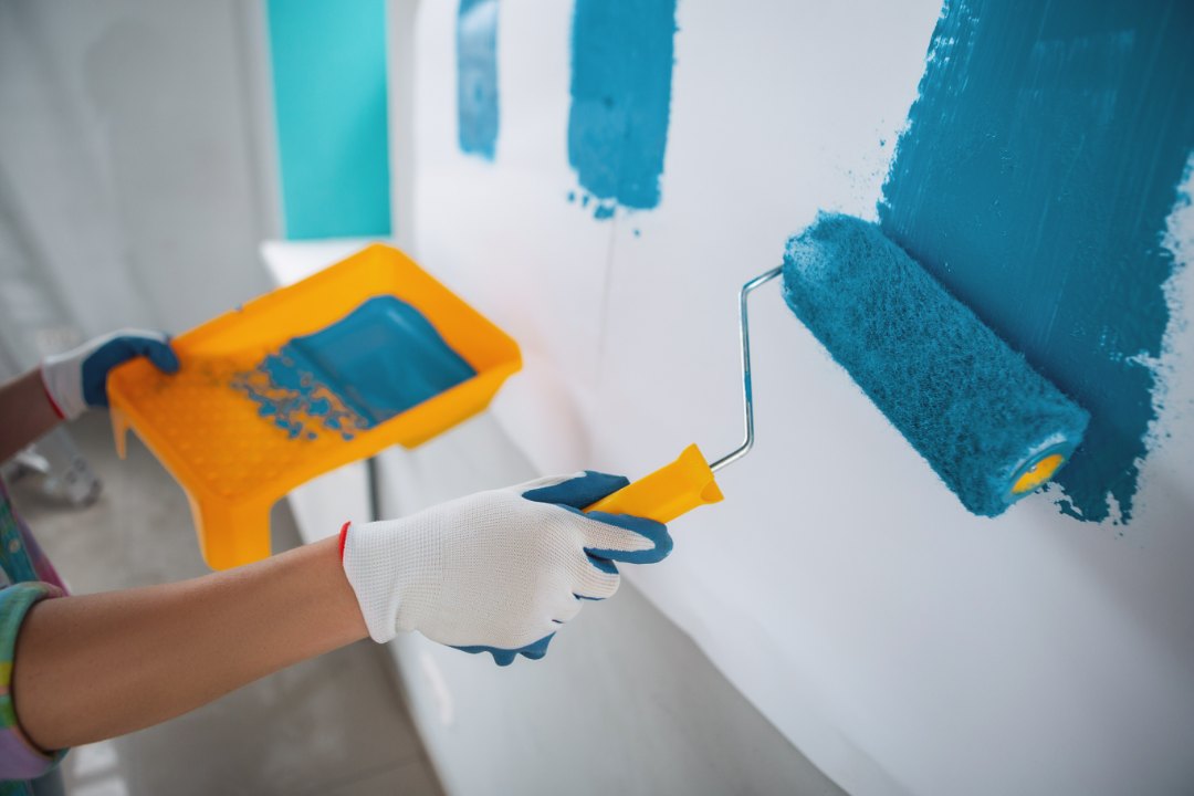 eligiendo tono de azul en una pared